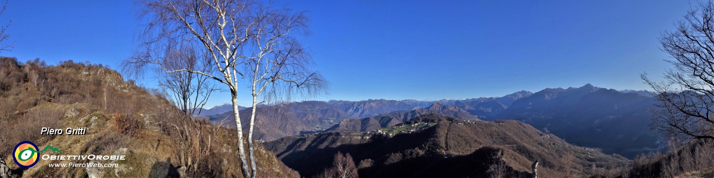 10 Vista panoramica salendo in Corna Bianca verso nord-est .jpg